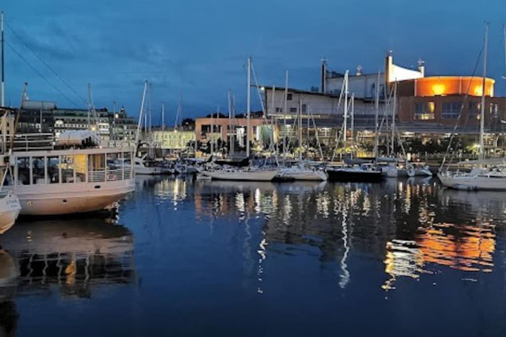 Botel Husbaten Vega 1 *