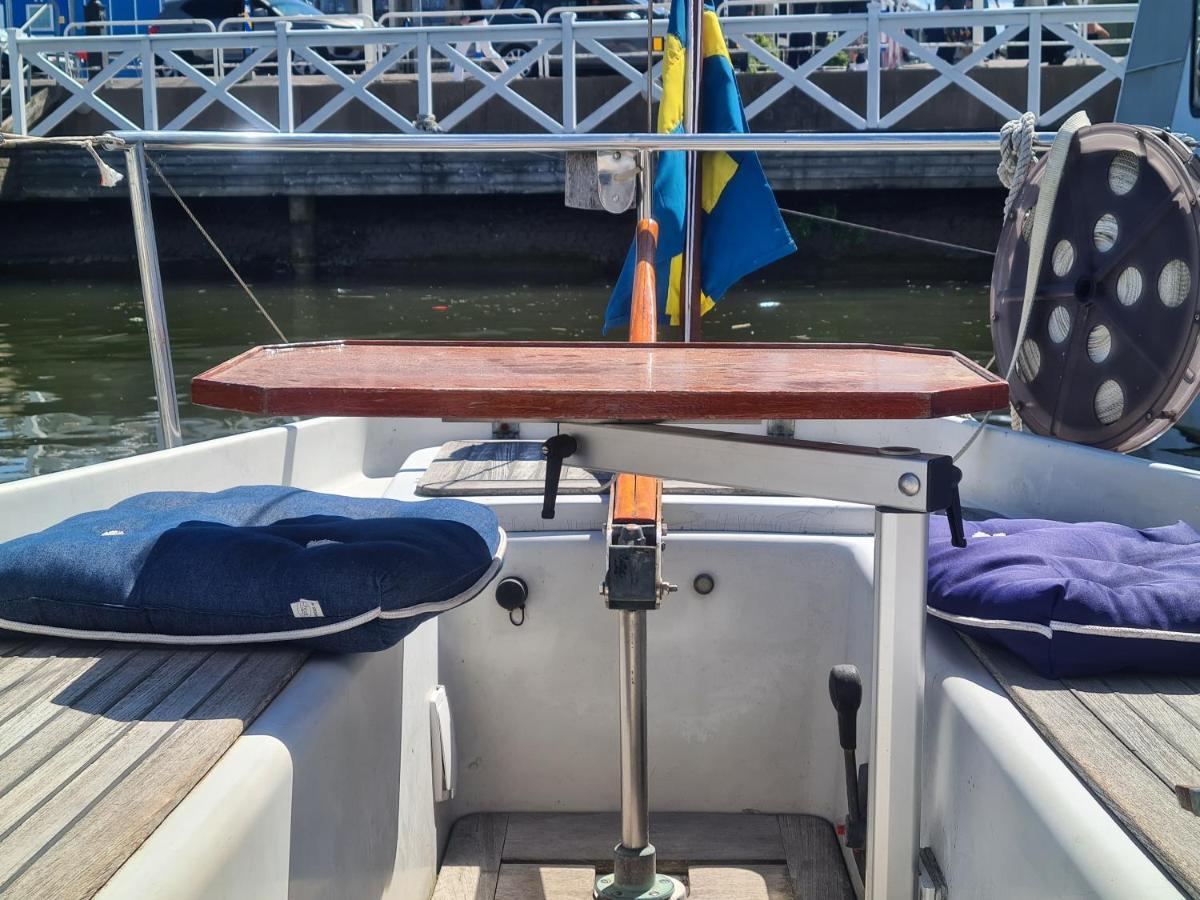 Botel Husbaten Vega 1 *